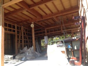 旧農機具倉庫を快適な二世帯住宅に再生 / 素材で彩る温もり