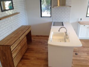 旧農機具倉庫を快適な二世帯住宅に再生 / 素材で彩る温もり