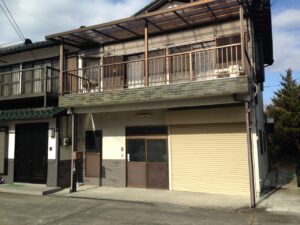 旧農機具倉庫を快適な二世帯住宅に再生 / 素材で彩る温もり
