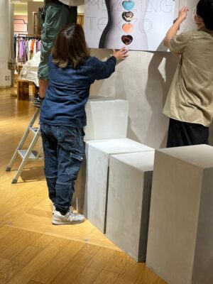 モルタルの展示台 / クリスタルセレクトショップ「ALE MINERALS」