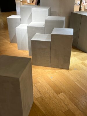 モルタルの展示台 / クリスタルセレクトショップ「ALE MINERALS」