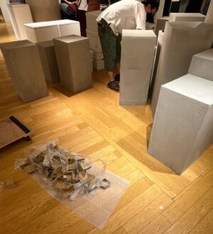 モルタルの展示台 / クリスタルセレクトショップ「ALE MINERALS」