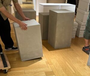 モルタルの展示台 / クリスタルセレクトショップ「ALE MINERALS」