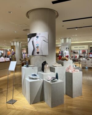 モルタルの展示台 / クリスタルセレクトショップ「ALE MINERALS」