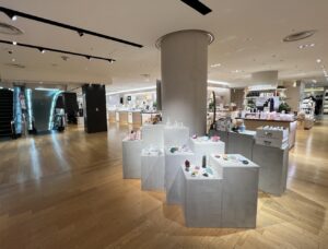 モルタルの展示台 / クリスタルセレクトショップ「ALE MINERALS」