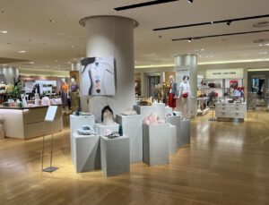 モルタルの展示台 / クリスタルセレクトショップ「ALE MINERALS」