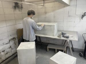 モルタルの展示台 / クリスタルセレクトショップ「ALE MINERALS」