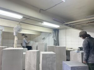 モルタルの展示台 / クリスタルセレクトショップ「ALE MINERALS」