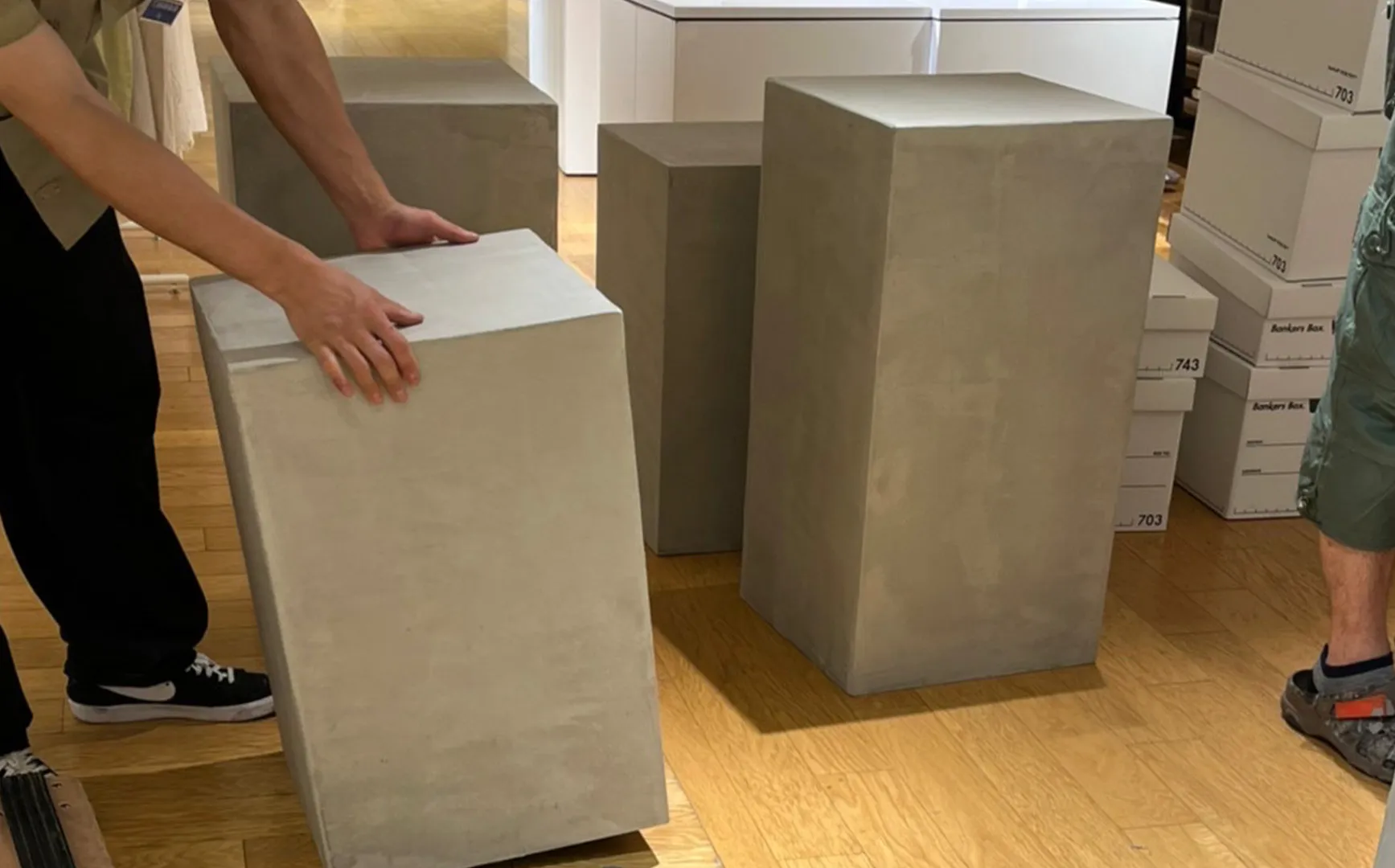 モルタルの展示台 / クリスタルセレクトショップ「ALE MINERALS」
