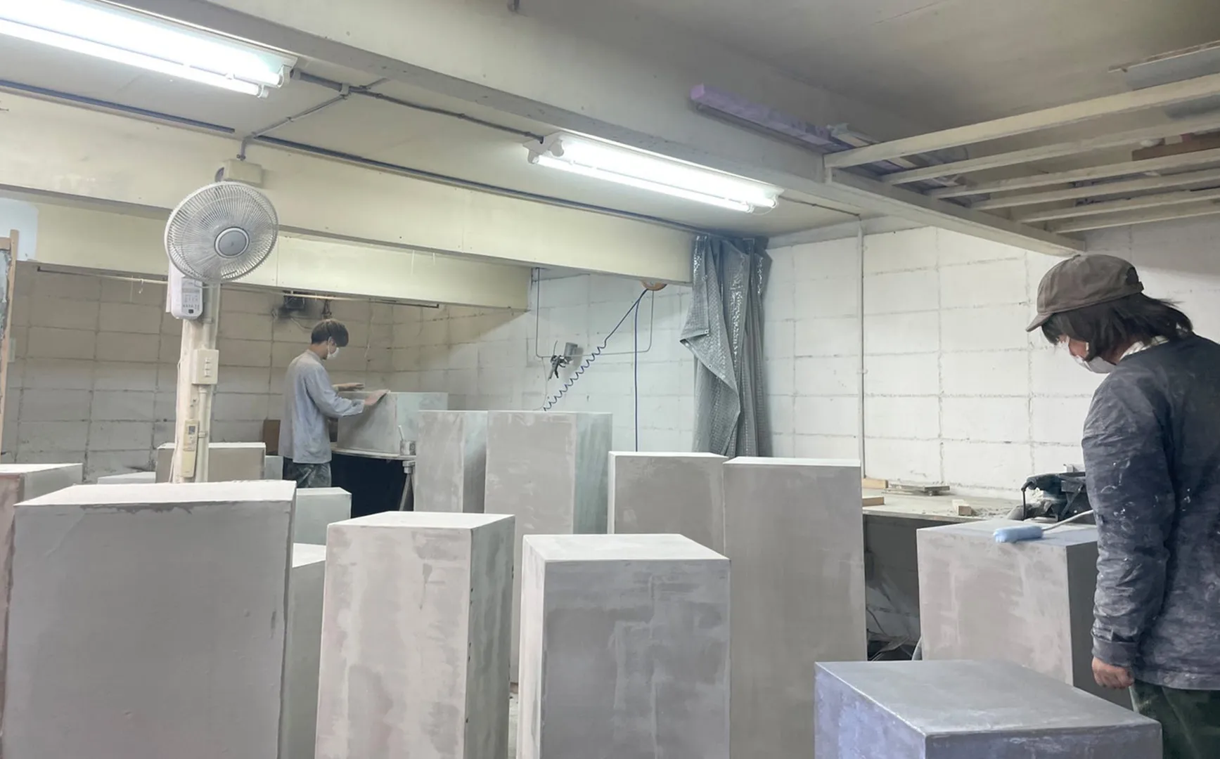 モルタルの展示台 / クリスタルセレクトショップ「ALE MINERALS」