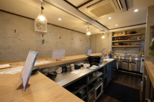 動線と手仕事を味わう、創作和食「小料理 つばめ」の空間づくりを担当