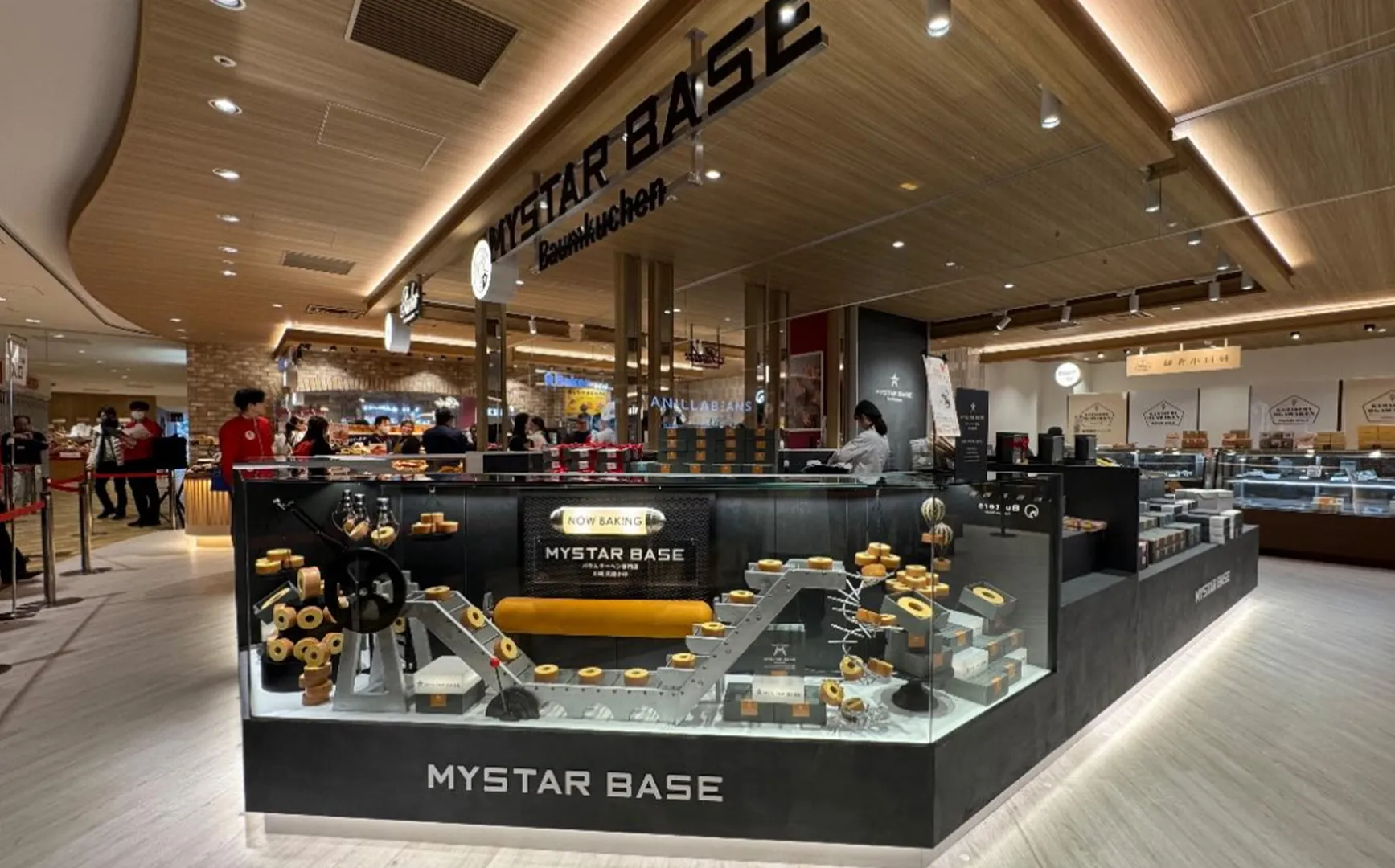 MYSTAR BASE 新横浜 / ミニチュア世界で魅せるバームクーヘン什器