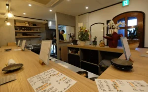 ワンオペでも心地よく働ける店、どう設計した？ 【小料理つばめ 】